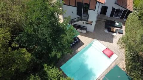 Villa climatisée, piscine chauffée entre lac à 200m et océan à 600m, 5min centre ville d'Hossegor